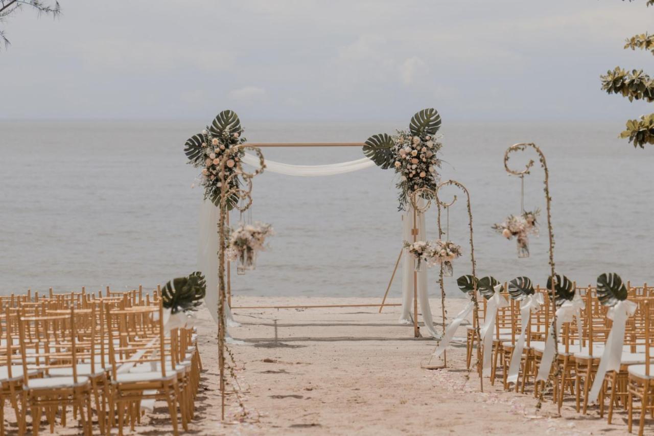 Angsana Teluk Bahang, Penang Batu Ferringhi Exterior photo A beach wedding in Phuket, Thailand